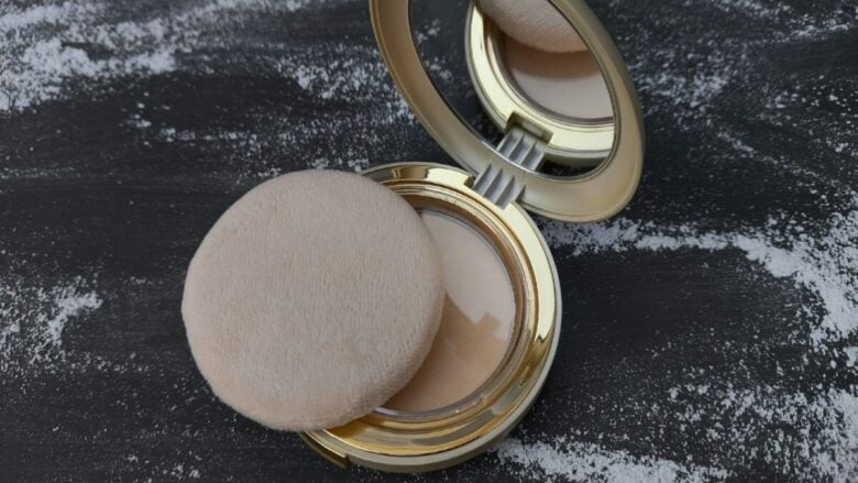 Fondotinta in polvere: un ritorno make up che promette di diventare virale