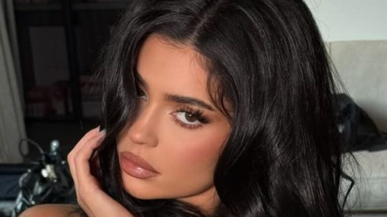 Kylie Jenner lancia una collezione per le vacanze invernali elegante e raffinata con capi esclusivi e all’ultimo grido