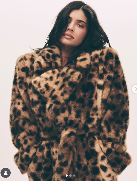 Kylie Jenner lancia una collezione per le vacanze invernali elegante e raffinata con capi esclusivi e all’ultimo grido