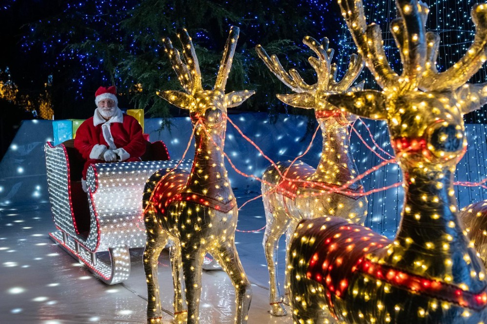 Le spettacolari luci di Natale di questo Borgo sul Lago Maggiore tornano ad incantare grandi e piccoli Le spettacolari luci di Natale di questo Borgo sul Lago Maggiore tornano ad incantare grandi e piccoli
