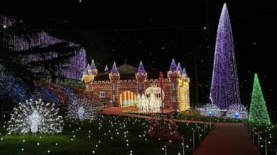 Le spettacolari luci di Natale di questo Borgo sul Lago Maggiore tornano ad incantare grandi e piccoli