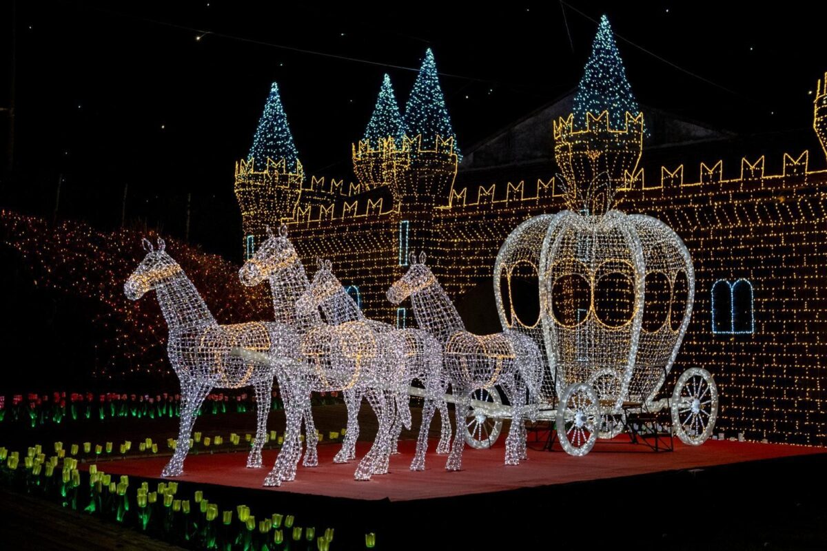 Le spettacolari luci di Natale di questo Borgo sul Lago Maggiore tornano ad incantare grandi e piccoli Le spettacolari luci di Natale di questo Borgo sul Lago Maggiore tornano ad incantare grandi e piccoli