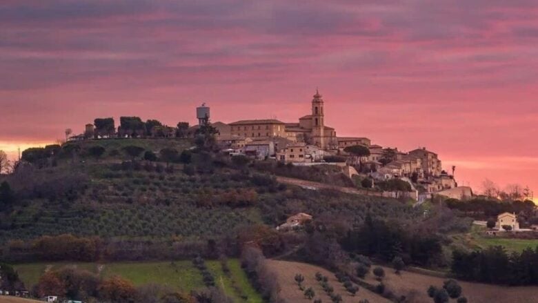 Un viaggio in questo Borgo nel cuore delle Marche, dove la bellezza resiste al tempo