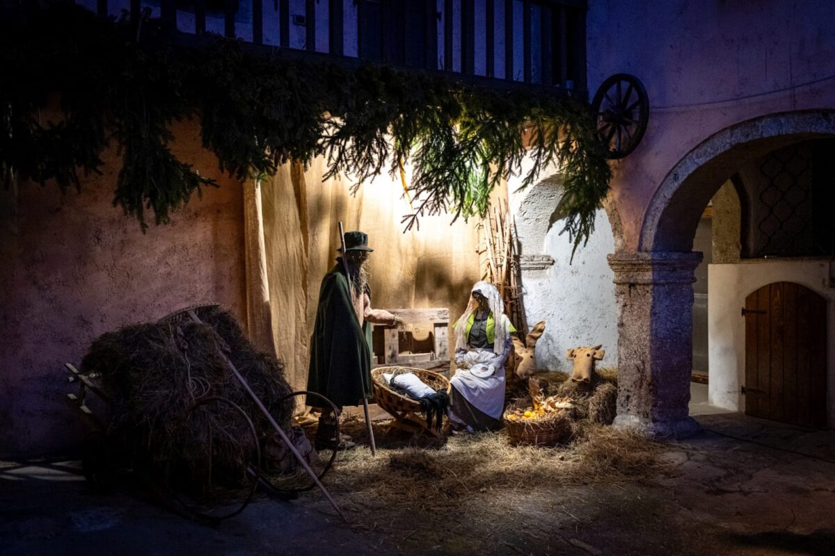 Fra i monti della Carnia, in Friuli Venezia Giulia, un borgo che si illumina di presepi e meraviglia