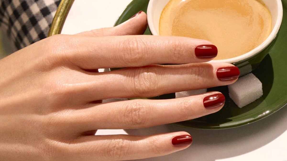 Rosso d’autunno: le sfumature di tendenza per la manicure di stagione Rosso d’autunno: le sfumature di tendenza per la manicure di stagione