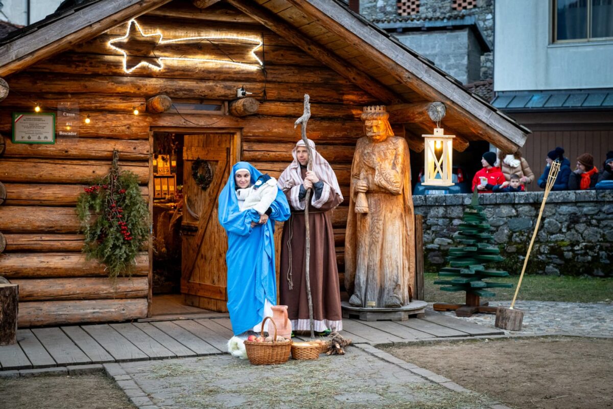 Fra i monti della Carnia, in Friuli Venezia Giulia, un borgo che si illumina di presepi e meraviglia