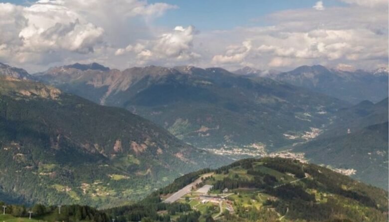 Fra i monti della Carnia, in Friuli Venezia Giulia, un borgo che si illumina di presepi e meraviglia