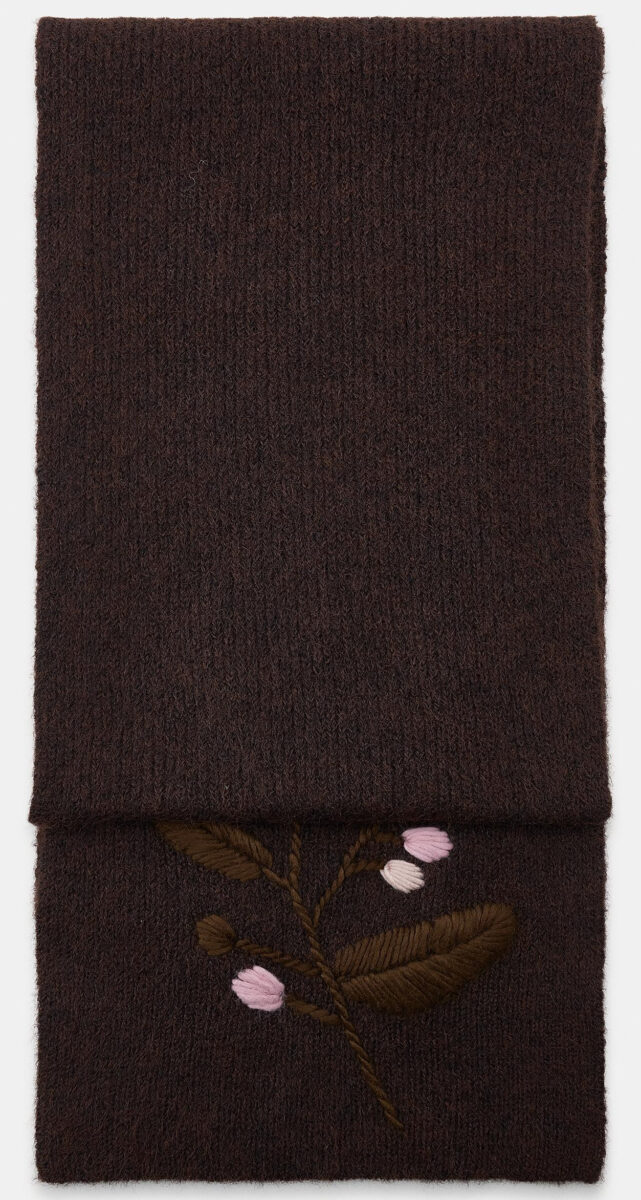 Le maxi sciarpe sono l’accessorio trendy chic dell’Inverno 2025