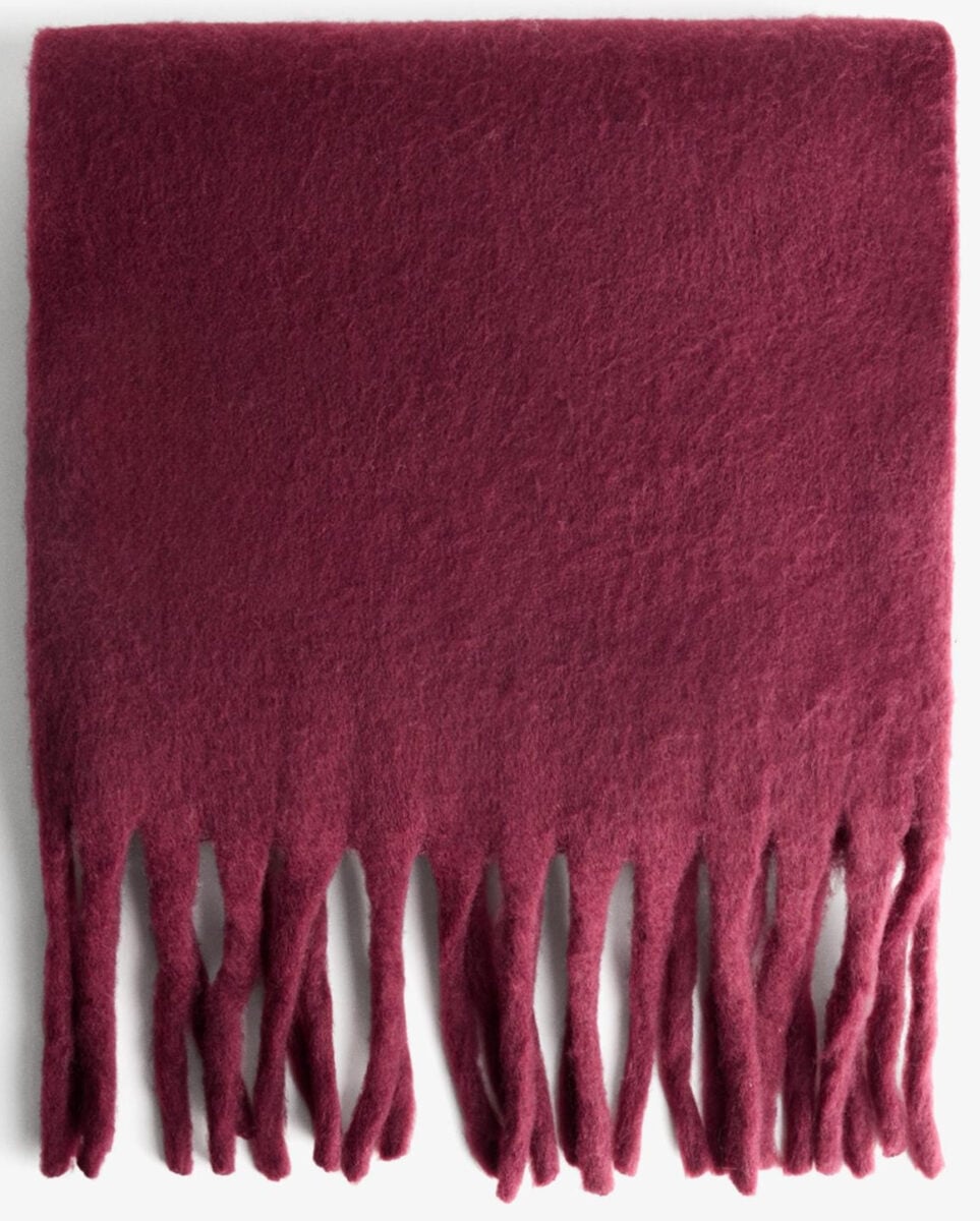 Le maxi sciarpe sono l’accessorio trendy chic dell’Inverno 2025