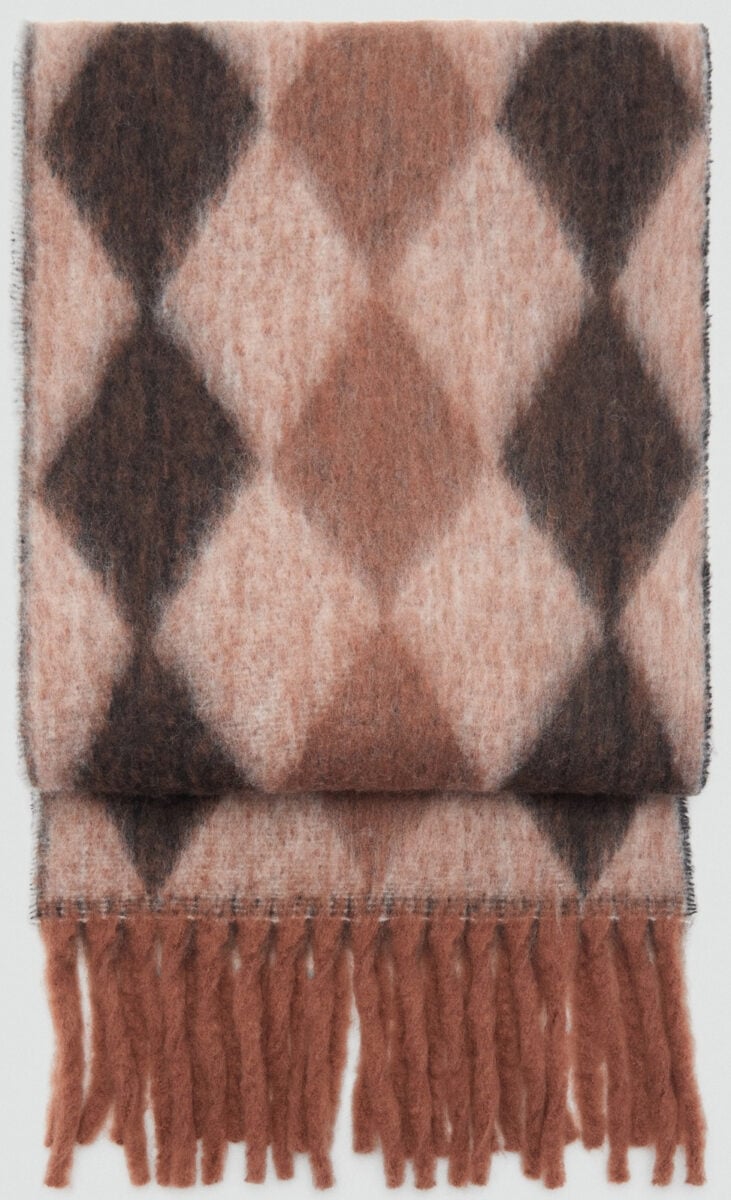 Le maxi sciarpe sono l’accessorio trendy chic dell’Inverno 2025