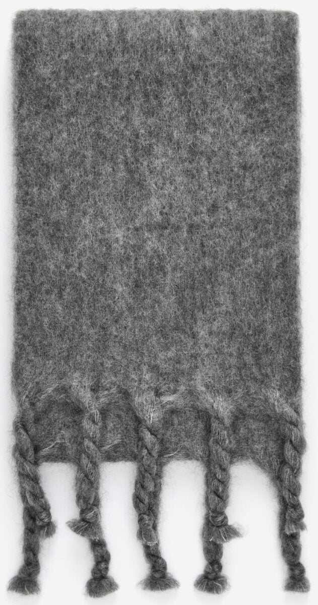 Le maxi sciarpe sono l’accessorio trendy chic dell’Inverno 2025