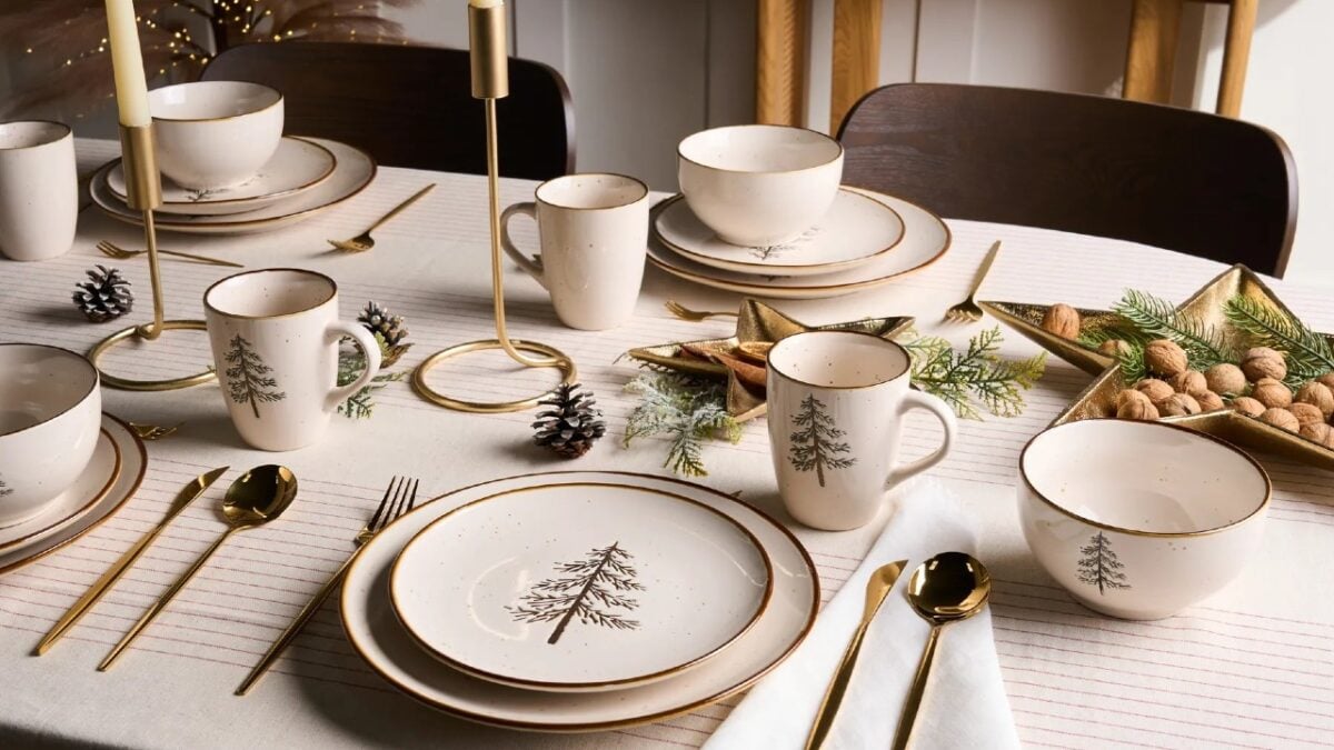 Servizi di piatti per Natale: i set di design per una tavola elegante e scenografica Servizi di piatti per Natale: i set di design per una tavola elegante e scenografica
