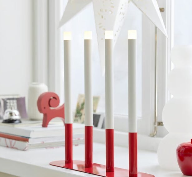 Decorare casa a Natale con il Rosso: 7 complementi IKEA per un’atmosfera calda e festiva Decorare casa a Natale con il Rosso: 7 complementi IKEA per un’atmosfera calda e festiva