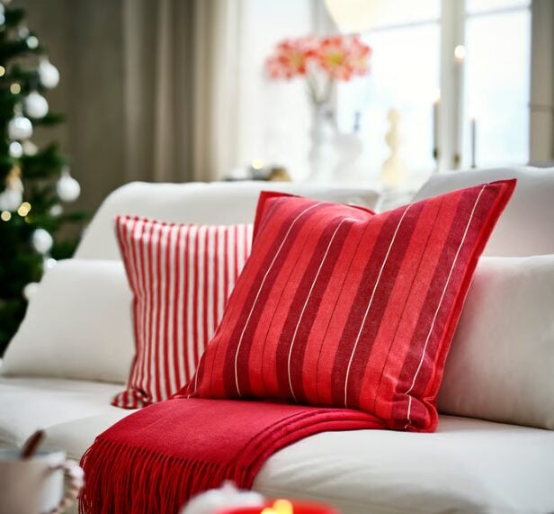 Decorare casa a Natale con il Rosso: 7 complementi IKEA per un’atmosfera calda e festiva Decorare casa a Natale con il Rosso: 7 complementi IKEA per un’atmosfera calda e festiva