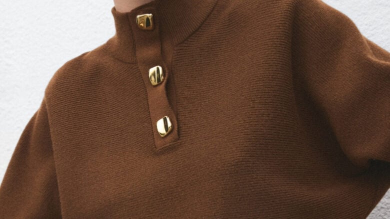 50 sfumature di marrone: ecco i maglioni total brown più desiderati dell’Inverno 2025