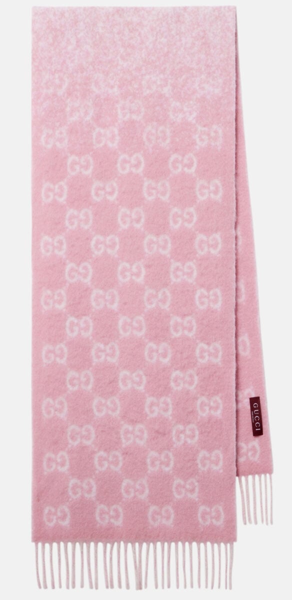 Le maxi sciarpe sono l’accessorio trendy chic dell’Inverno 2025