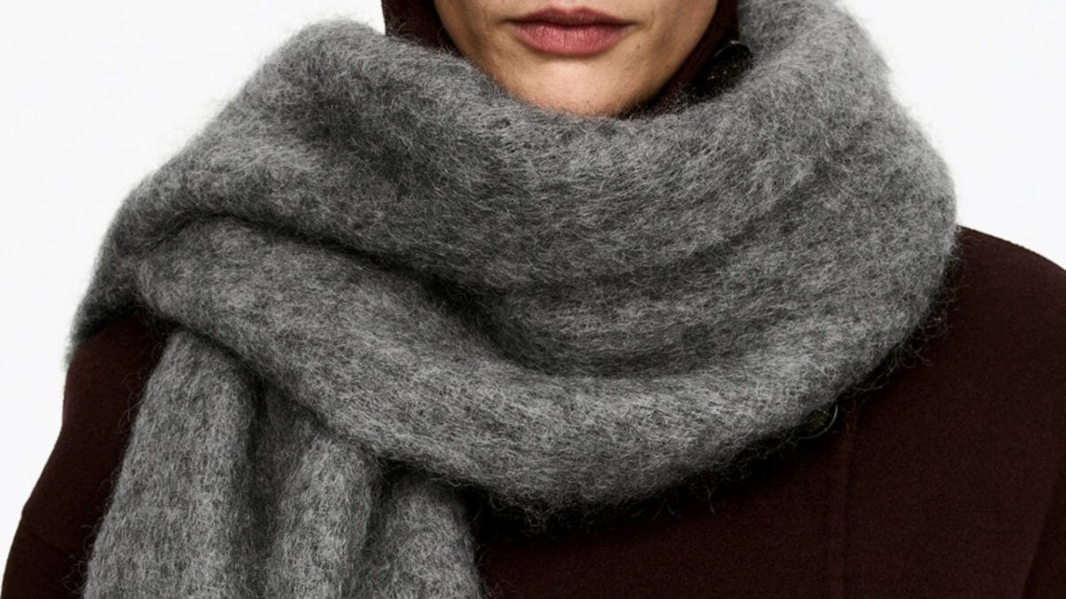 Le maxi sciarpe sono l’accessorio trendy chic dell’Inverno 2025