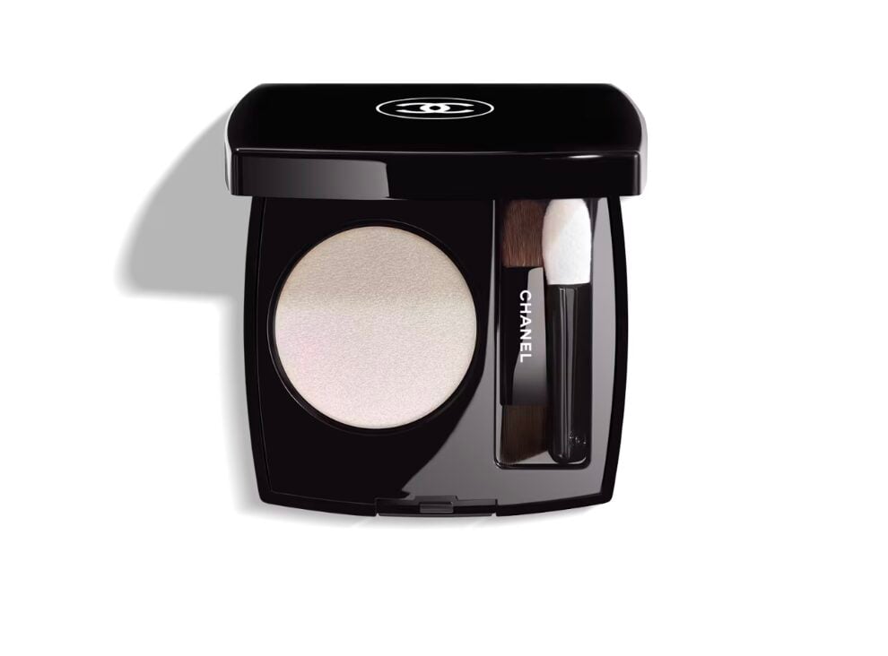 Pantone 2026 Cloud Dancer: la nuance che trasforma il trucco in pura raffinatezza Pantone 2026 Cloud Dancer: la nuance che trasforma il trucco in pura raffinatezza