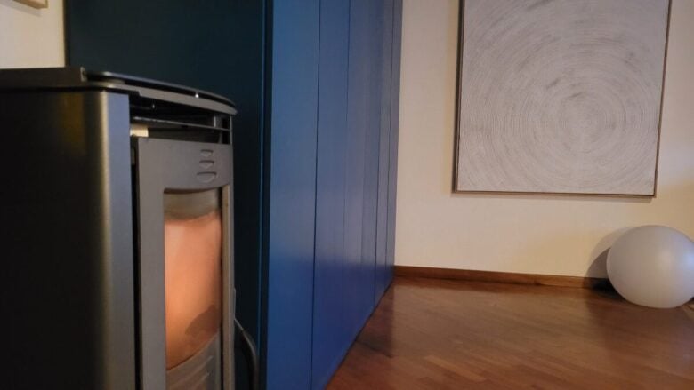 Stufa a pellet, attenzione a questi 5 errori: fanno aumentare consumi e costi!