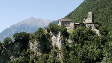 Viaggio a Tirolo, un borgo dell’Alto Adige che sembra la location di una fiaba