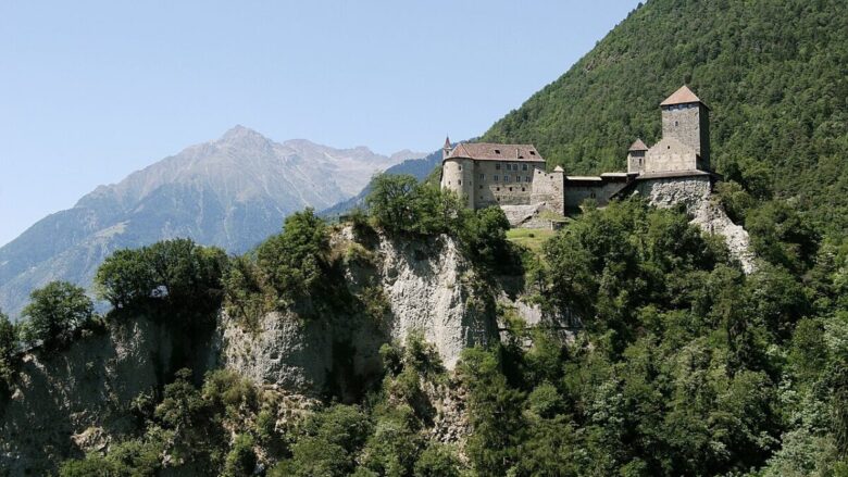 Viaggio a Tirolo, un borgo dell’Alto Adige che sembra la location di una fiaba
