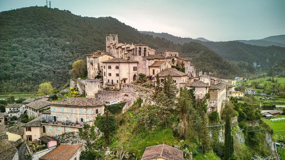 Questo borgo fortificato nel cuore dell’Umbria è la meta slow perfetta per rigenerarsi durante le Feste Questo borgo fortificato nel cuore dell’Umbria è la meta slow perfetta per rigenerarsi durante le Feste