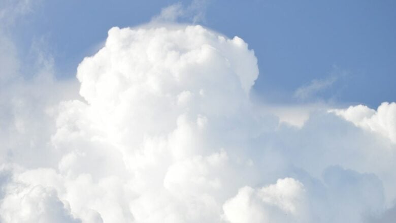 Pantone 2026 Cloud Dancer: la nuance che trasforma il trucco in pura raffinatezza