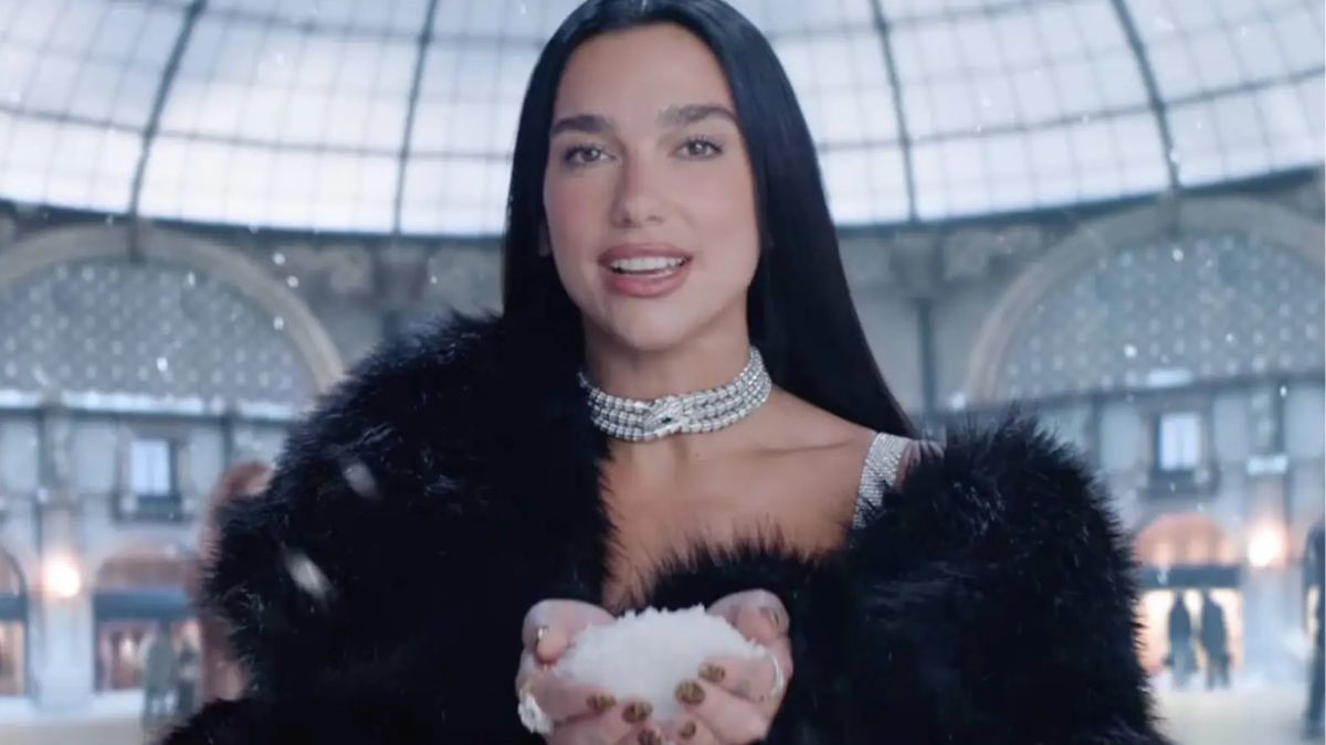 Dua Lipa brilla nel video della campagna delle Olimpiadi Invernali 2026 con i preziosi gioielli firmati Bulgari