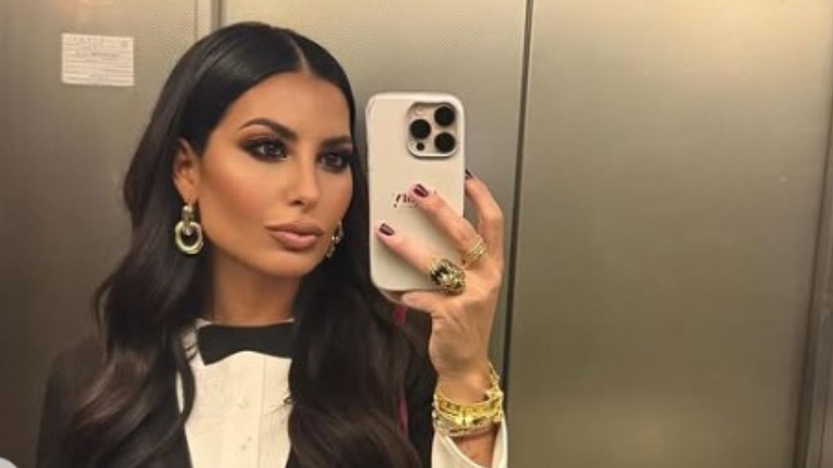 Elisabetta Gregoraci sfoggia il completo giacca pantaloncini perfetto per Natale: scoprilo qui!