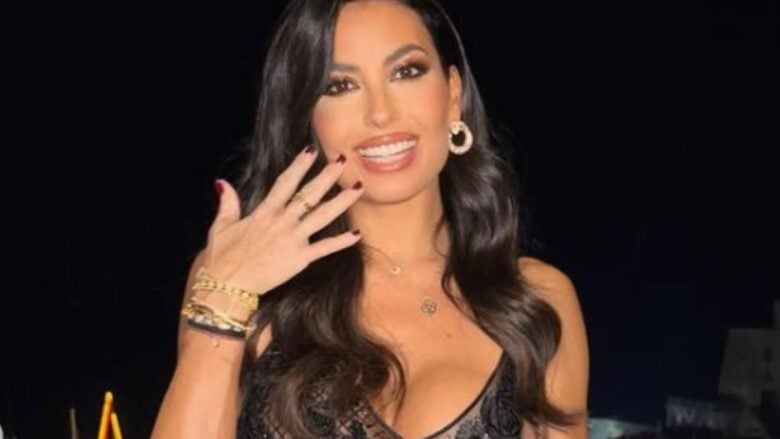 Elisabetta Gregoraci brilla con l’abito lungo dall’effetto ‘vedo-non vedo’ con piume e pizzo