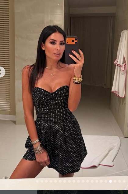 Elisabetta Gregoraci sfoggia l’abito (corto) elegante perfetto per ogni occasione: ma quanto costa!