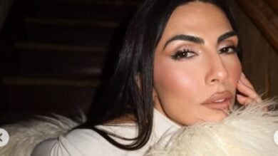 Giulia Salemi, sulla neve con il Look comfy-chic e la borsa Chanel che costa più di 5 mila euro!