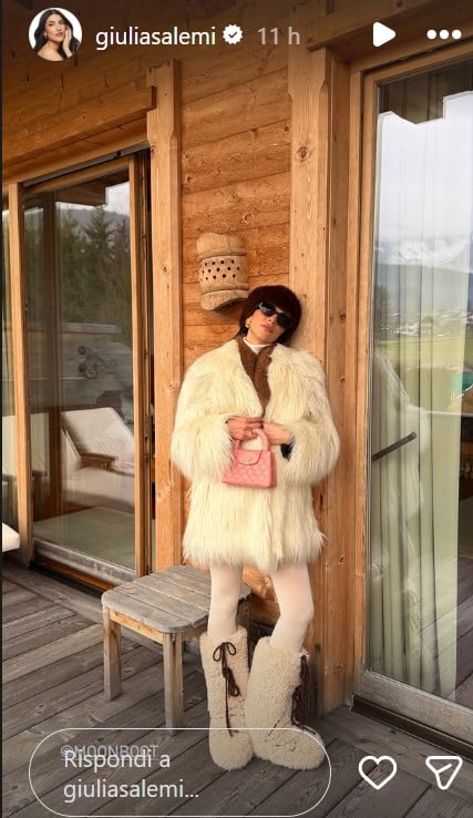 Giulia Salemi, sulla neve con il Look comfy-chic e la borsa Chanel che costa più di 5 mila euro! Giulia Salemi, sulla neve con il Look comfy-chic e la borsa Chanel che costa più di 5 mila euro!
