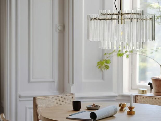 Dici addio ai classici faretti: il trend lighting 2026 punta su lampade sospese oversize