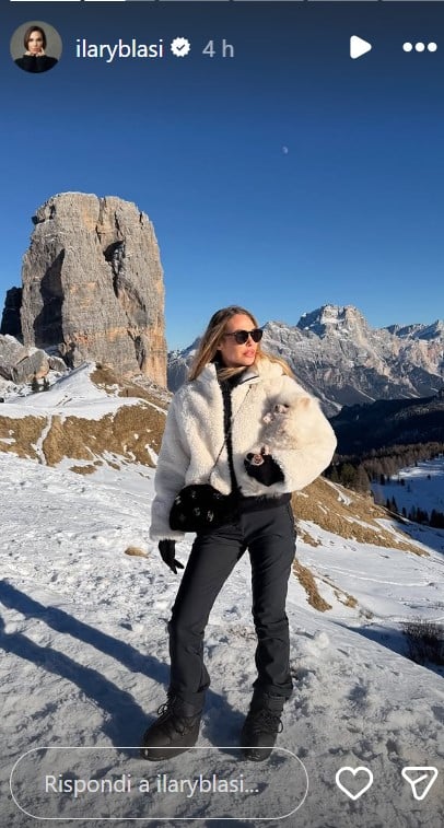 Ilary Blasi, sulla neve con il Look casual-chic e la borsa Chanel che costa una fortuna!