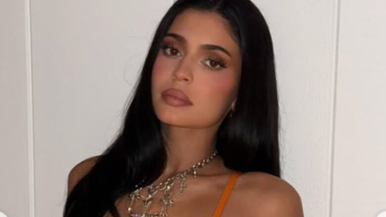 Kylie Jenner brilla sul red carpet alla première di Marty Supreme insieme al fidanzato Timothée Chalamet: il Look è matchy matchy!