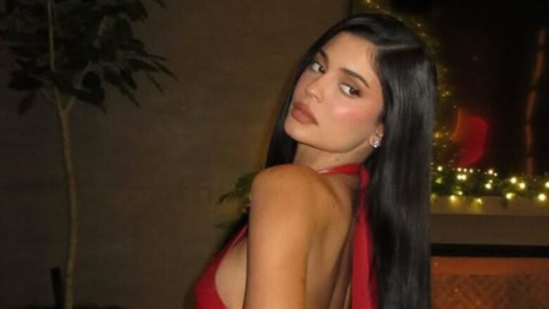 Kylie Jenner osa a Natale con l’abito lungo in lattice rosso