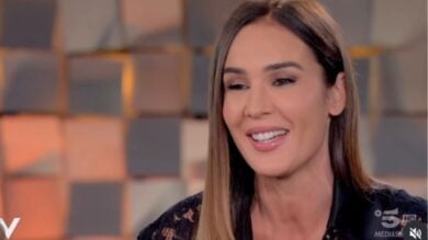 Silvia Toffanin infiamma Verissimo con il coordinato in pizzo nero elegante e sexy firmato Dolce&Gabbana