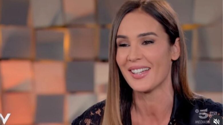 Silvia Toffanin infiamma Verissimo con il coordinato in pizzo nero elegante e sexy firmato Dolce&Gabbana