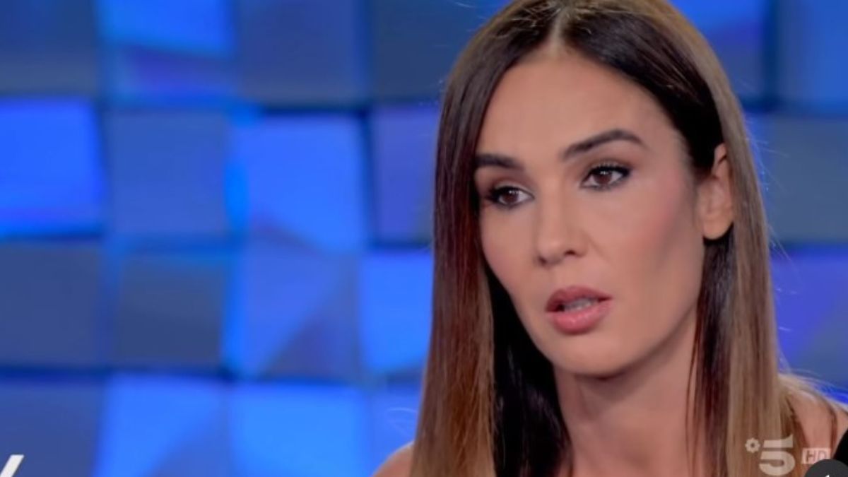 Silvia Toffanin lascia tutti senza fiato a Verissimo con la jumpsuit in velluto nero: elegantissima! Silvia Toffanin lascia tutti senza fiato a Verissimo con la jumpsuit in velluto nero: elegantissima!