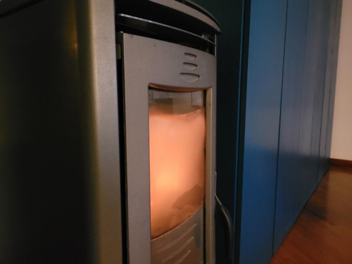 Stufa a pellet, attenzione a questi 5 errori: fanno aumentare consumi e costi!