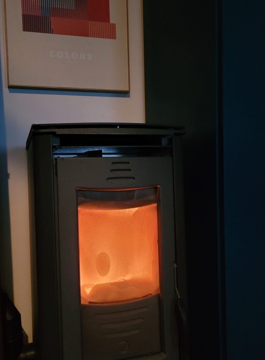 Stufa a pellet, attenzione a questi 5 errori: fanno aumentare consumi e costi!