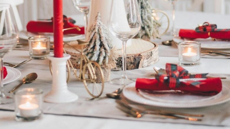 Segnaposto di Natale per una Tavola che Incanta: idee di stile per una mise en place elegante