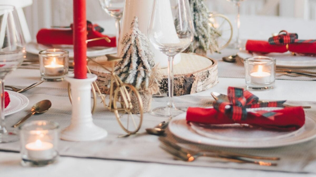 Segnaposto di Natale per una Tavola che Incanta: idee di stile per una mise en place elegante Segnaposto di Natale per una Tavola che Incanta: idee di stile per una mise en place elegante