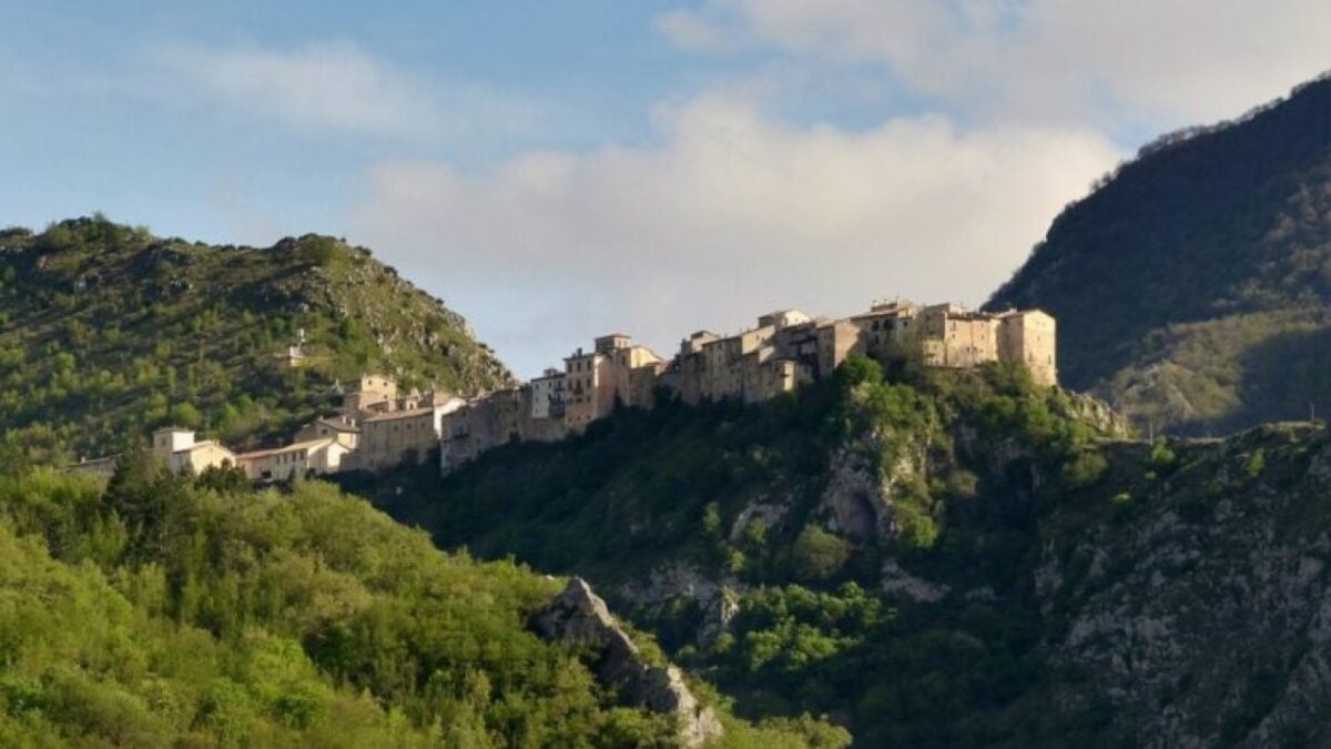 Tra boschi innevati e bellezze naturali ecco uno splendido Borgo abruzzese da scoprire questo Inverno