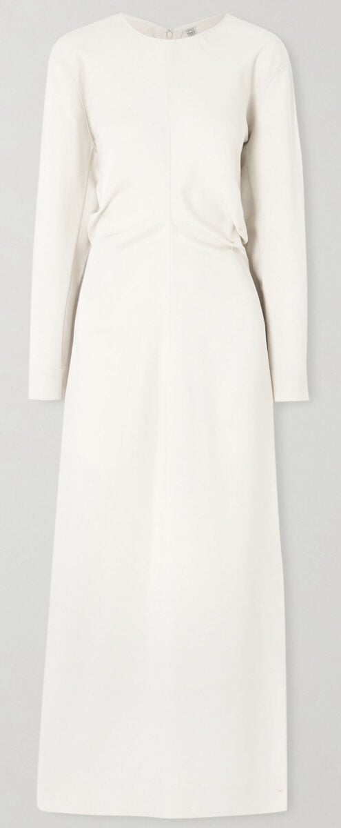 Pantone 2026, Cloud Dancer: 5 capi e accessori nel bianco più trendy del momento Pantone 2026, Cloud Dancer: 5 capi e accessori nel bianco più trendy del momento