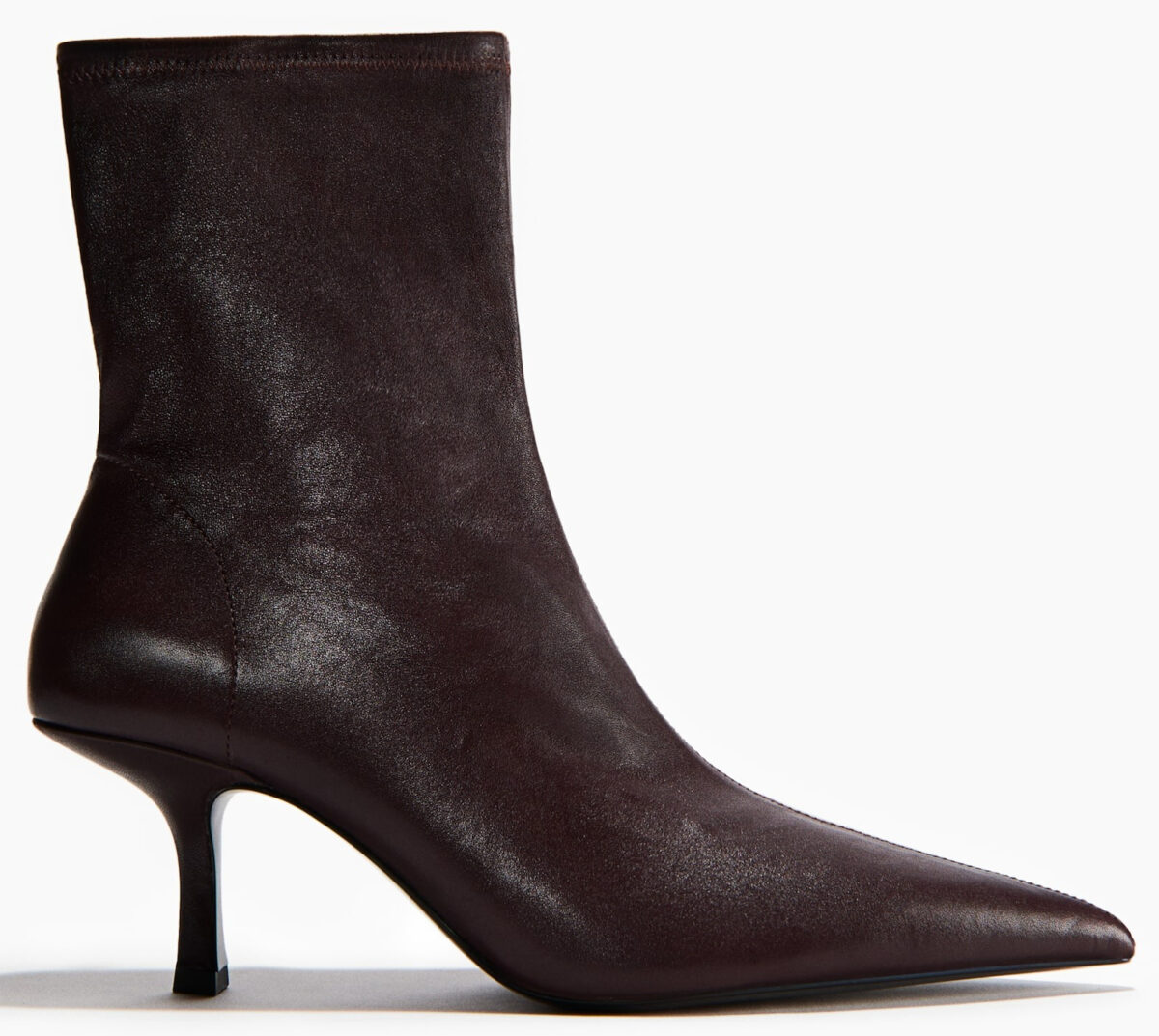 Stivaletti bordeaux: i modelli da avere subito e come abbinarli per dare una scossa ai tuoi look invernali!