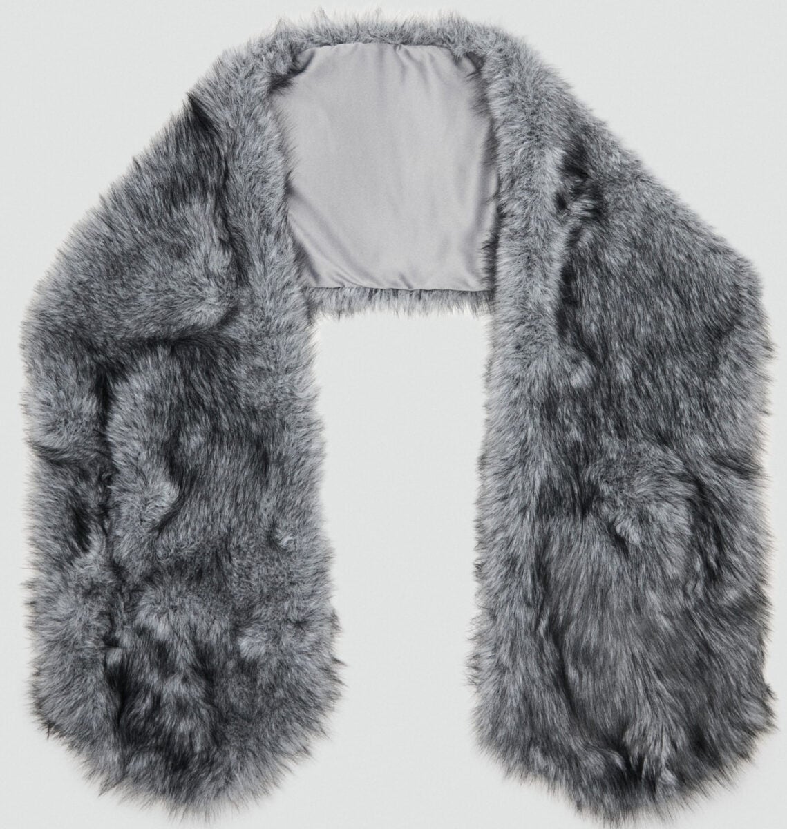 Calde e trendy, le sciarpe furry sono il vero must have dell’Inverno