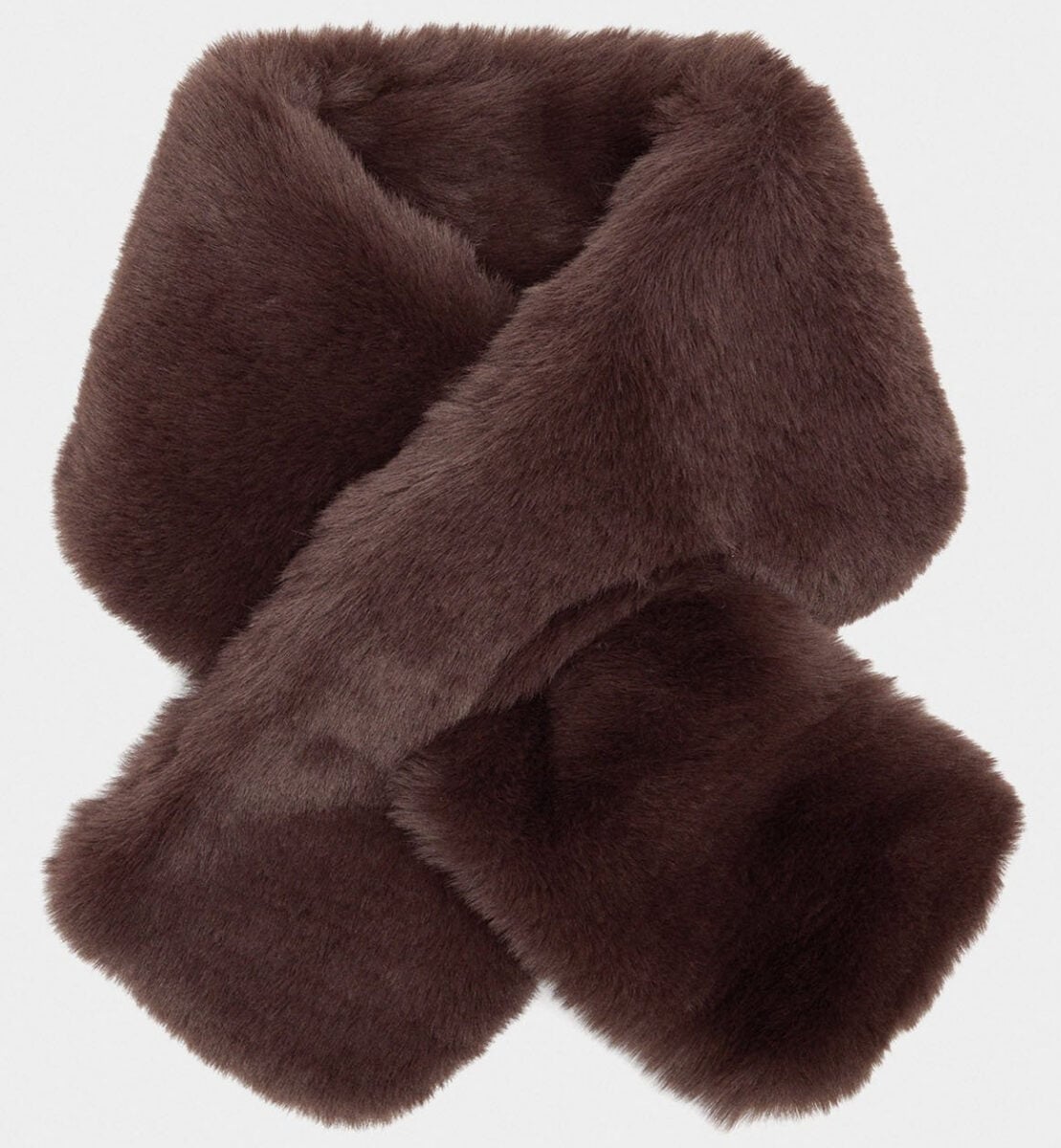 Calde e trendy, le sciarpe furry sono il vero must have dell’Inverno