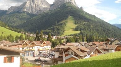 Scommettiamo che questo piccolo Borgo tutto in legno del Trentino vi rapirà il cuore?